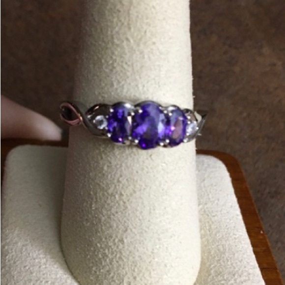Sterling and amethyst ring. Size 7 stunning ring - Picture 4 of 6